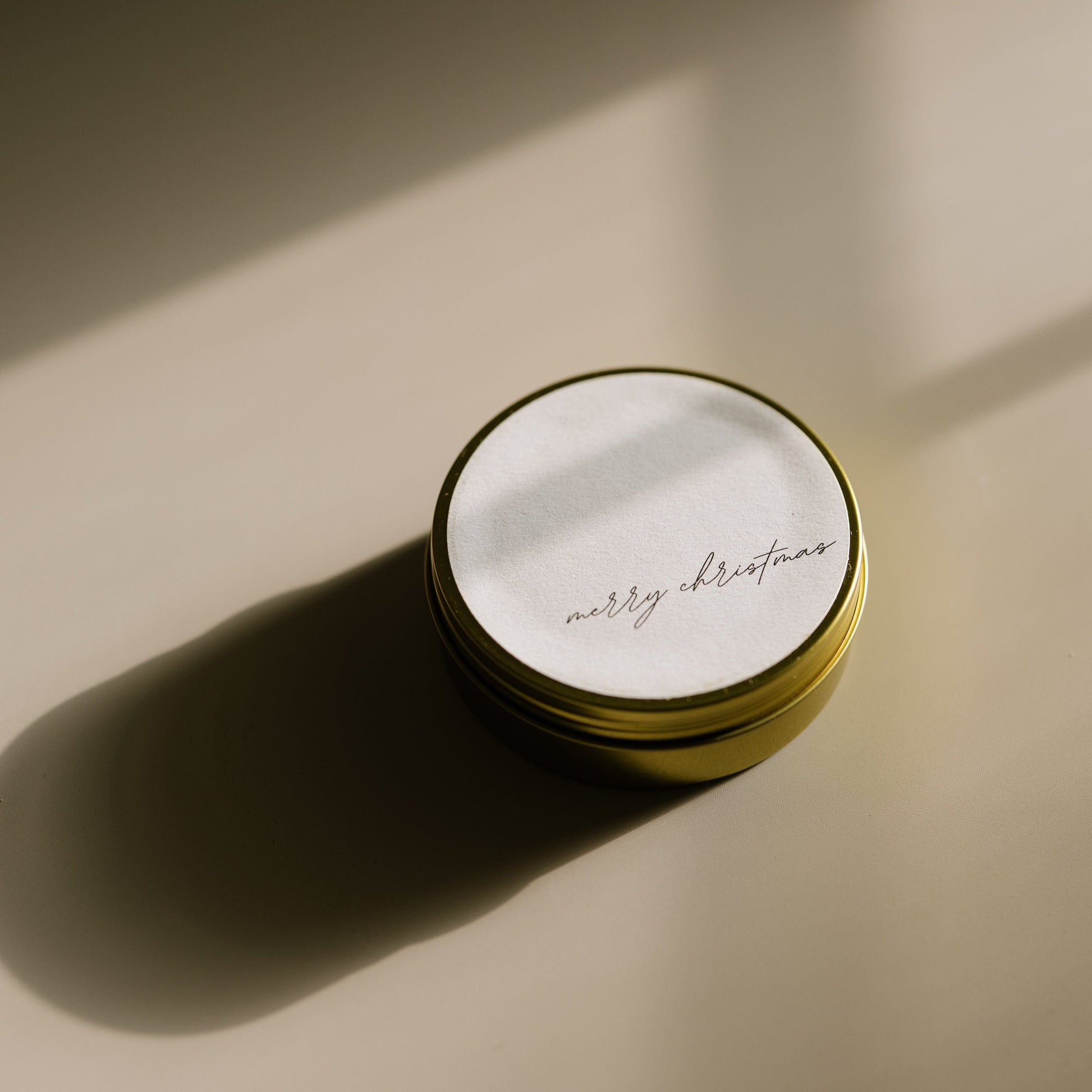 Merry Christmas. A travel-size soy candle in a stylish and reusable tin, hand-poured with clean, eco-friendly wax for on-the-go luxury. Ideal for gifting or bringing a cozy atmosphere to any space.
